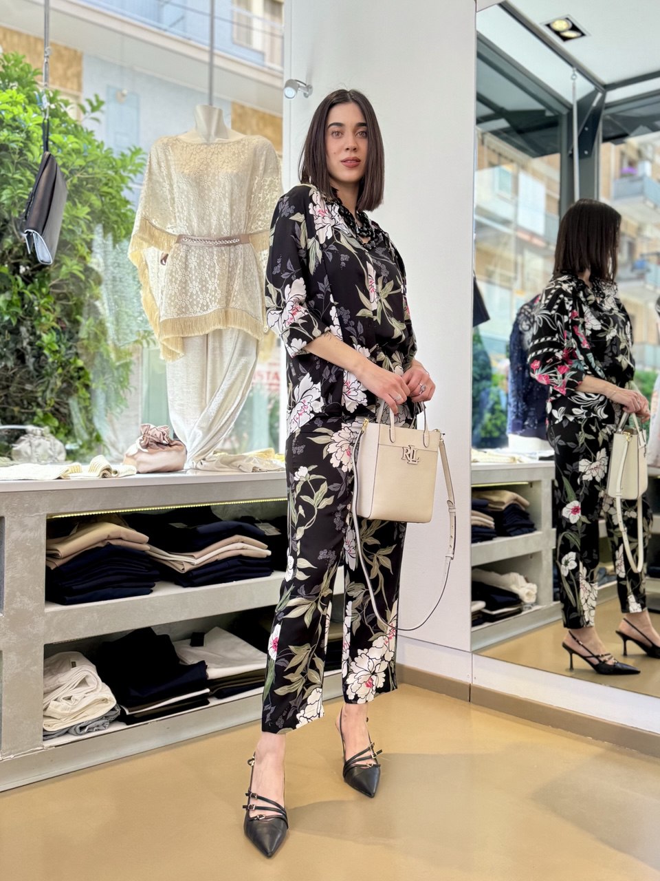 Camicia in viscosa stampata con fondo nero