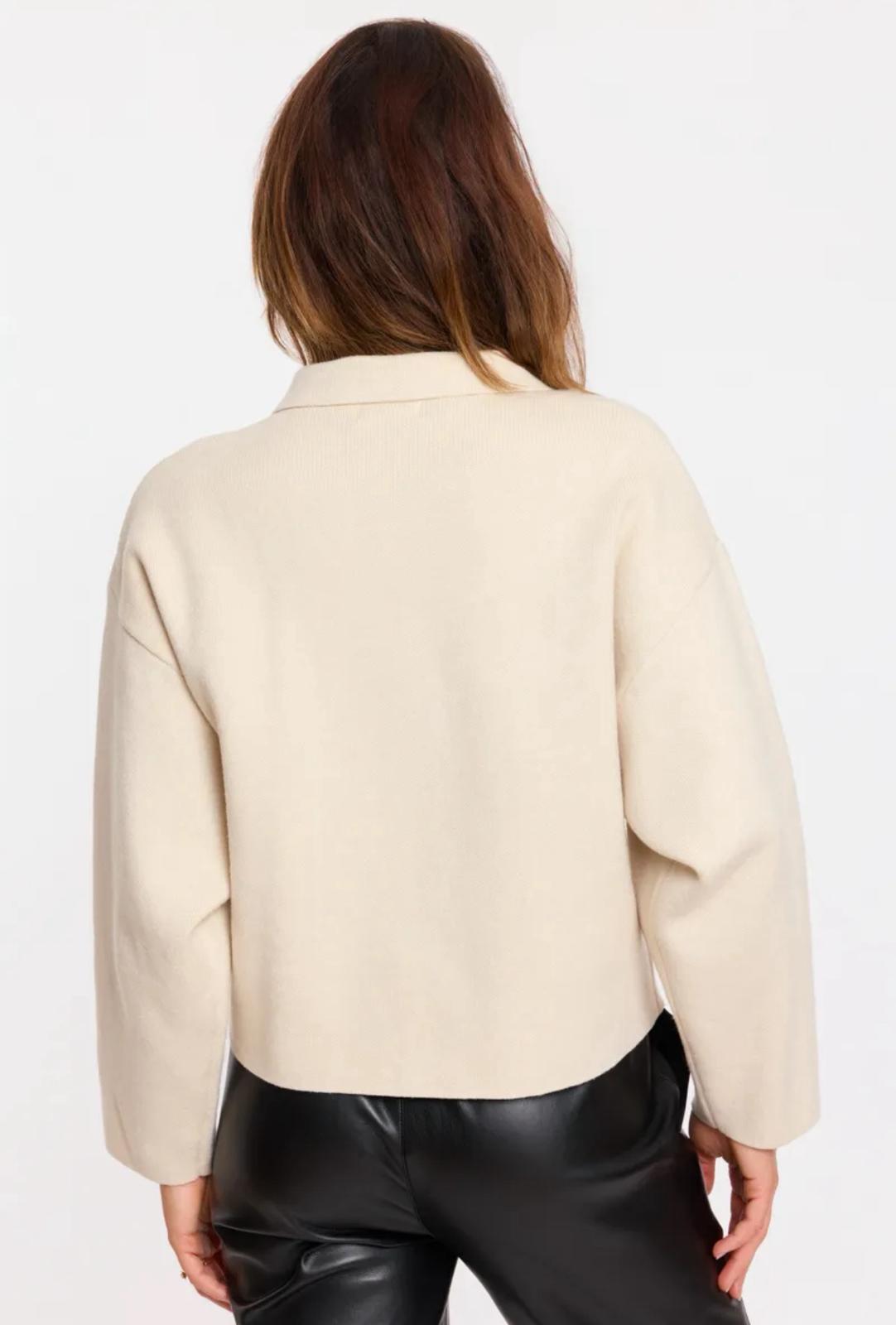 Cardigan in Maglia Avorio o Nero a Giacca con Bottoni Oro