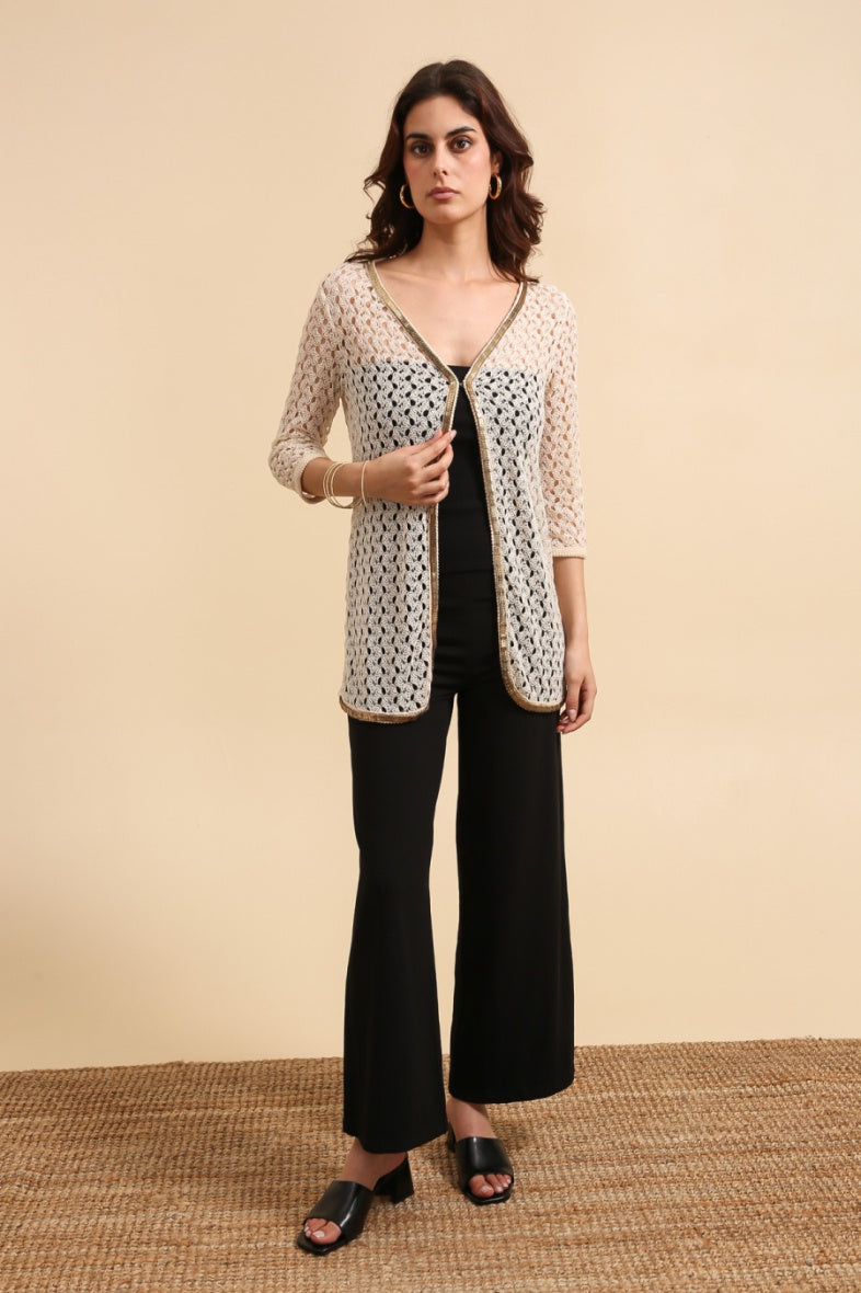 Cardigan in maglia crochet beige con dettaglio dorato