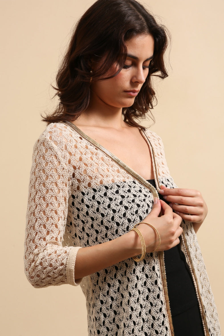 Cardigan in maglia crochet beige con dettaglio dorato