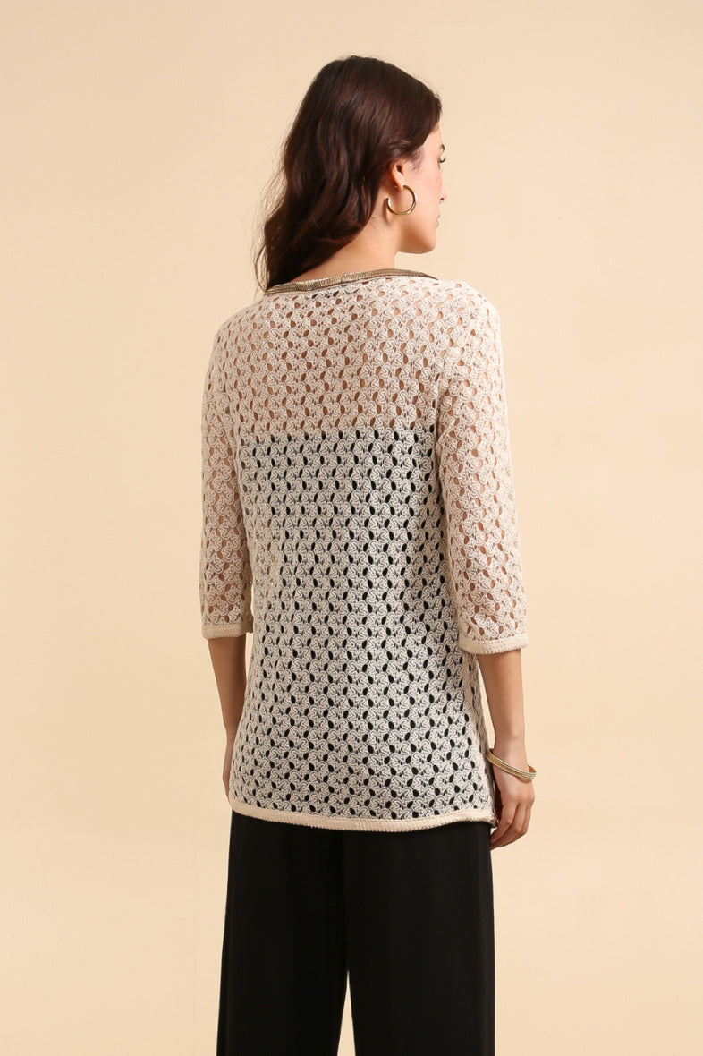 Cardigan in maglia crochet beige con dettaglio dorato