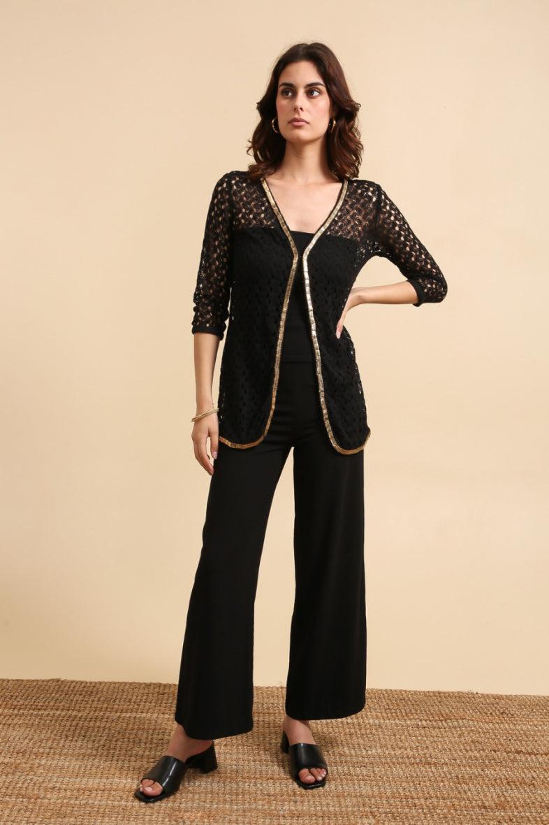 Cardigan in maglia nero crochet con dettaglio dorato