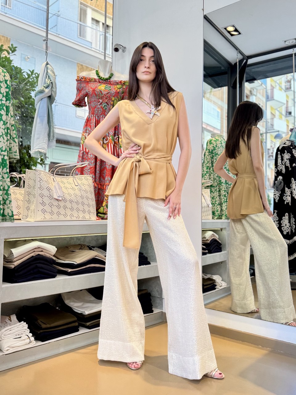 Blusa smanicata color caramello