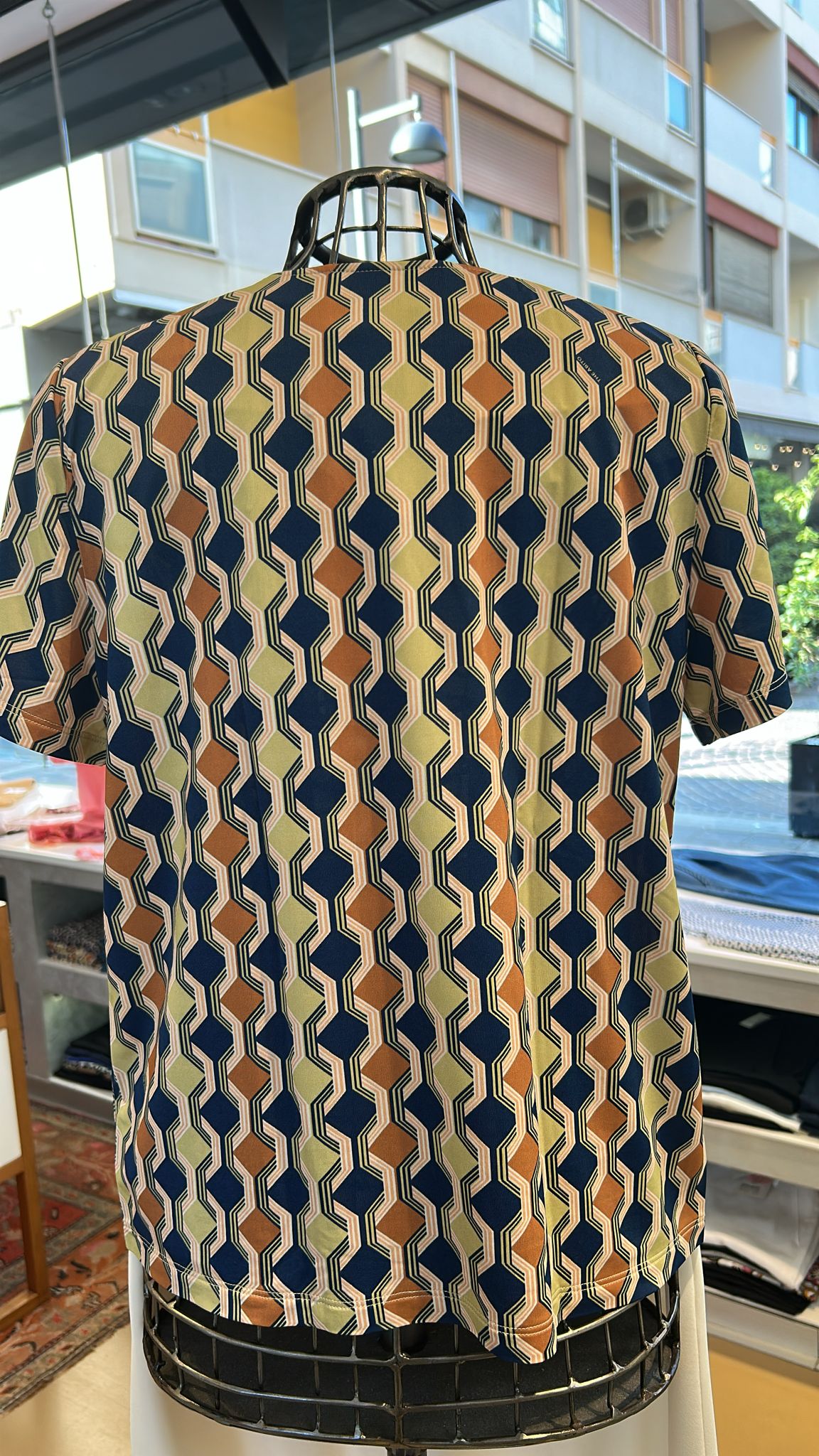 T-shirt a v con stampa geometrica