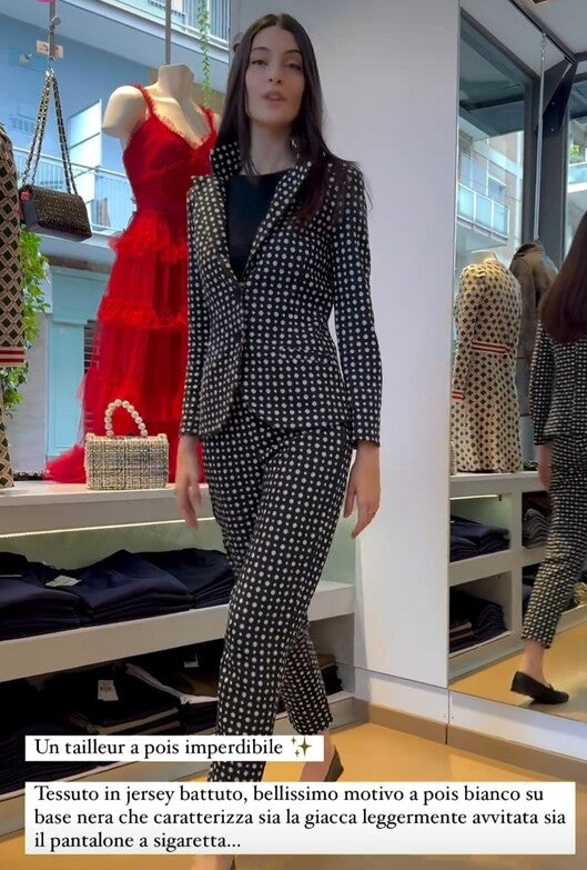 Giacca monopetto elasticizzata in stampa pois nero e bianco