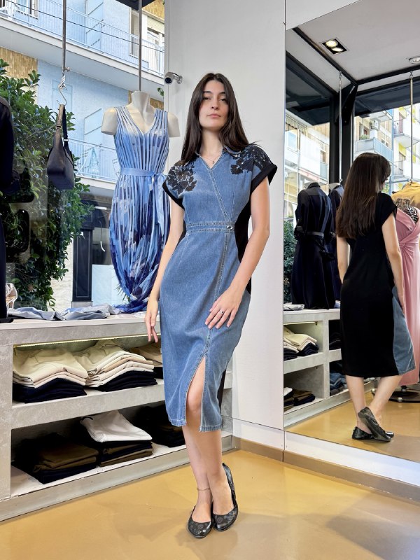 Abito in denim e jersey con applicazioni in pizzo
