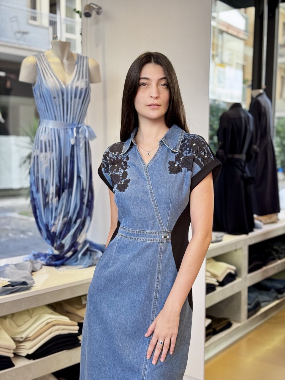 Abito in denim e jersey con applicazioni in pizzo
