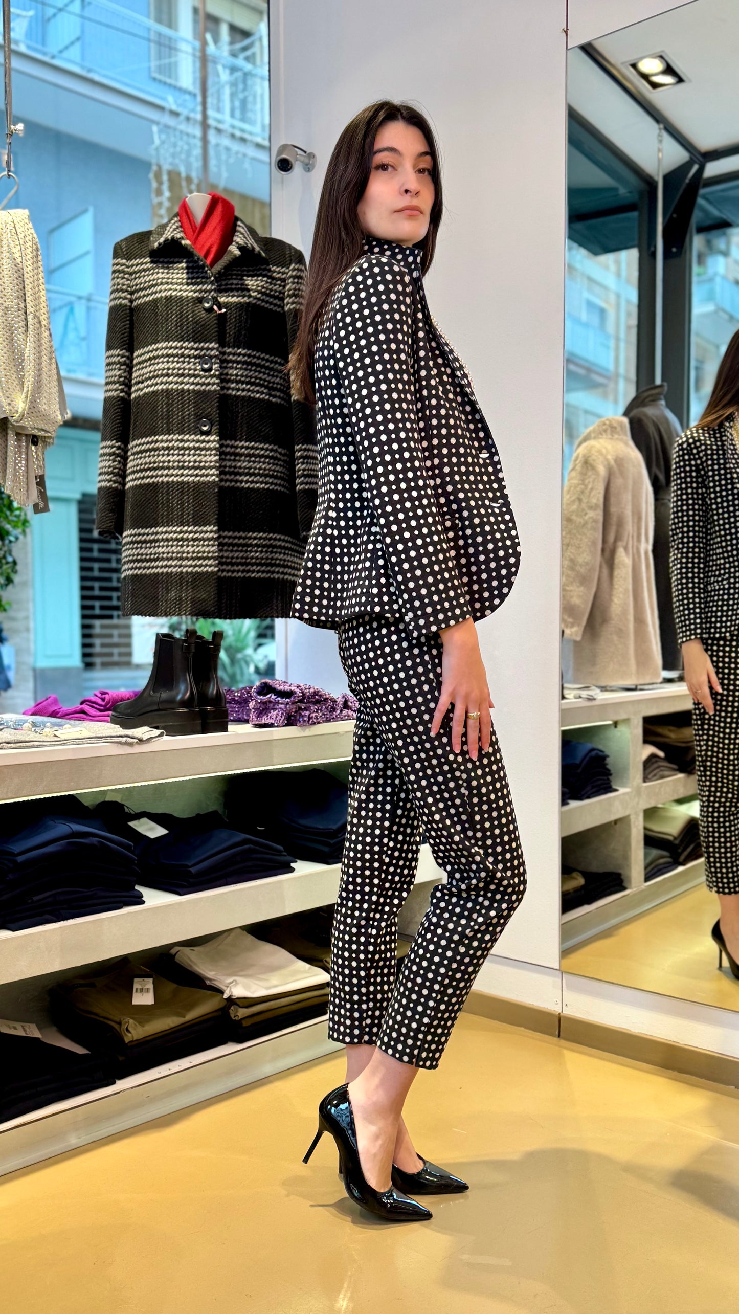 Pantaloni a sigaretta a pois nero e bianco