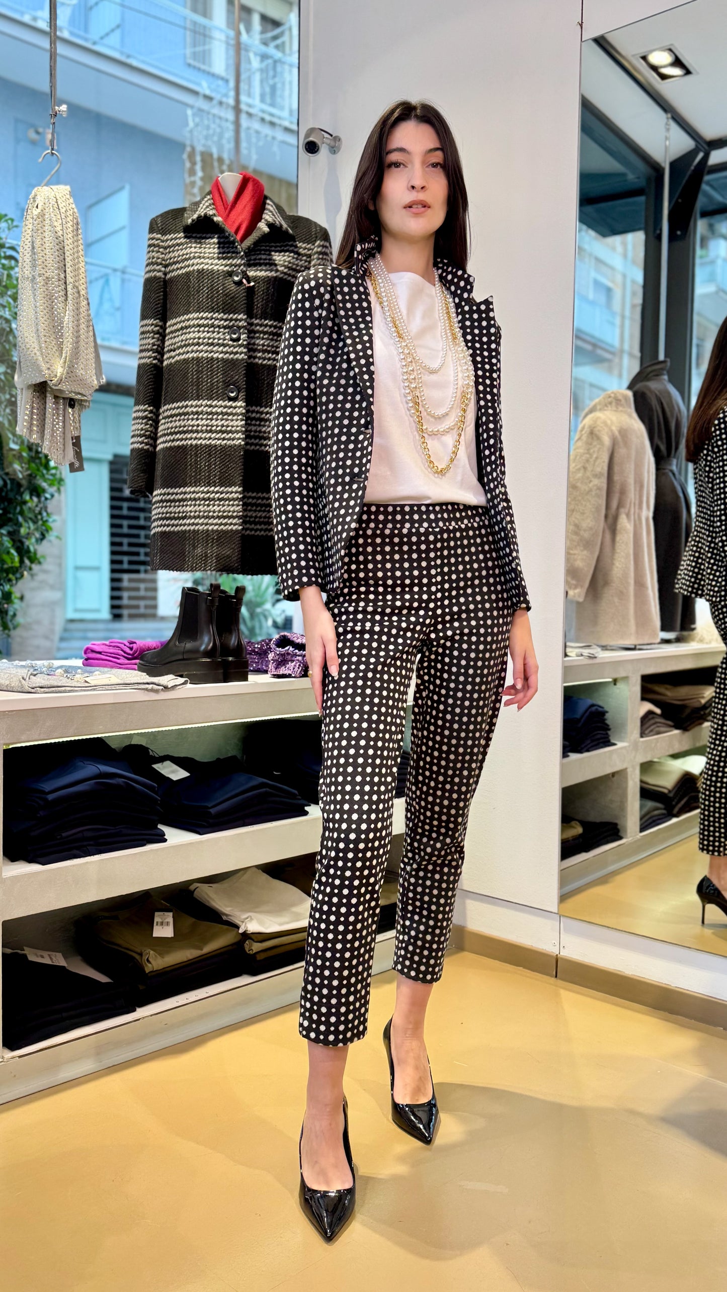 Pantaloni a sigaretta a pois nero e bianco