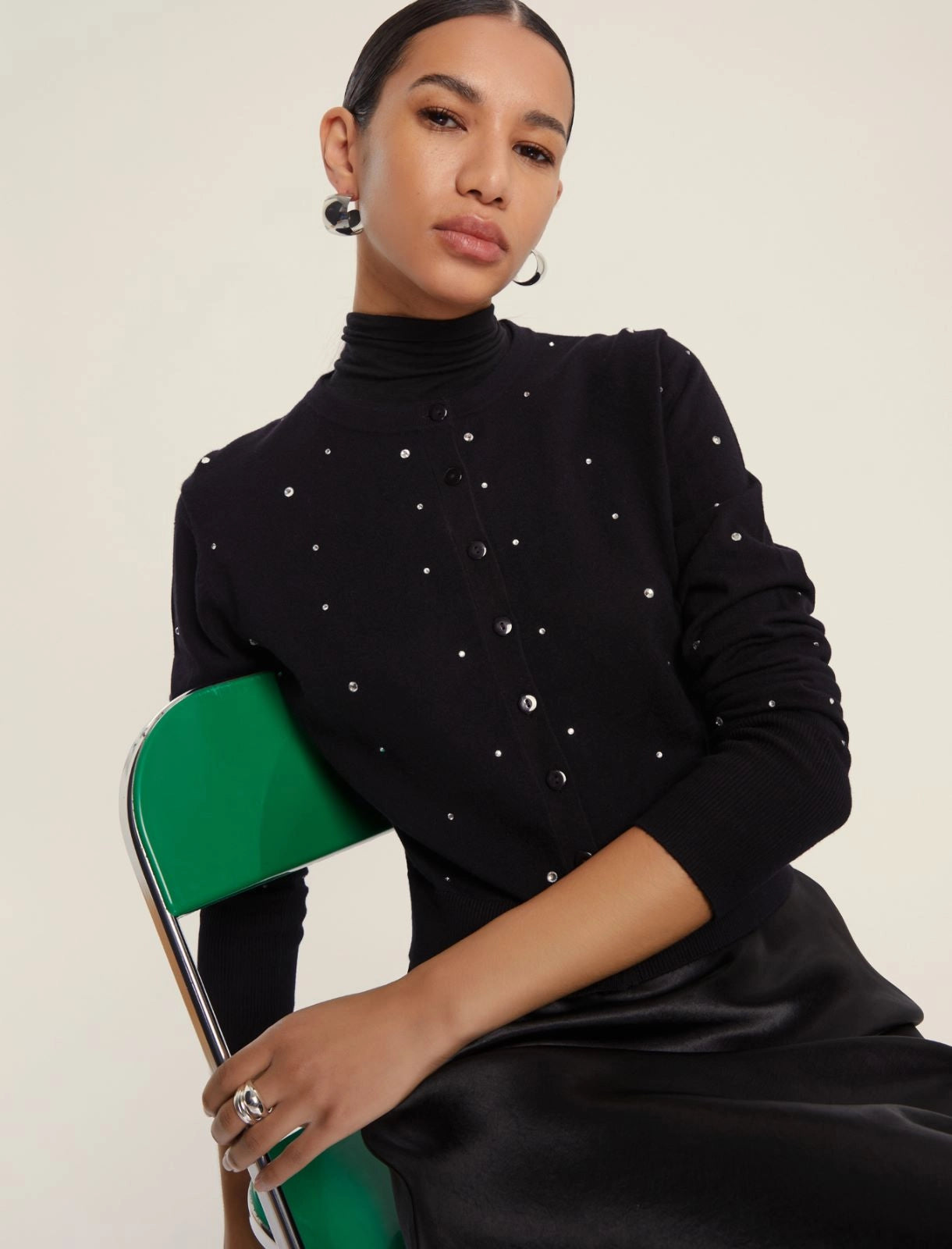 Maglia corta a cardigan in viscosa stretch - NERO o BLU