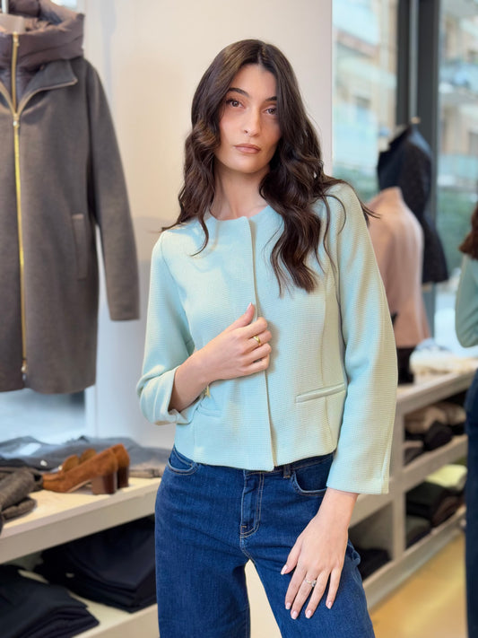 Giacchina verde acqua dal taglio sartoriale e silhouette sfiancata