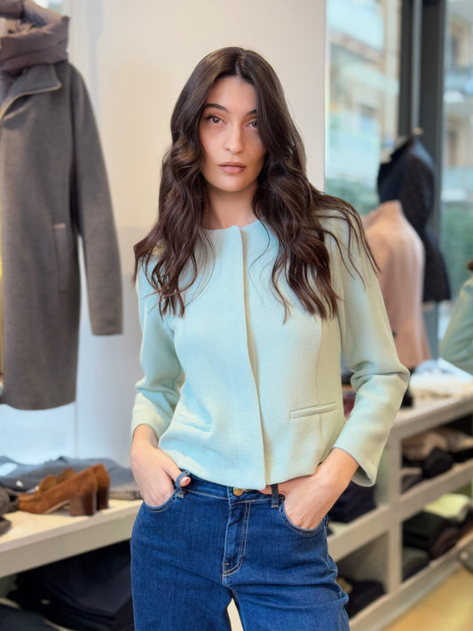 Giacchina verde acqua dal taglio sartoriale e silhouette sfiancata