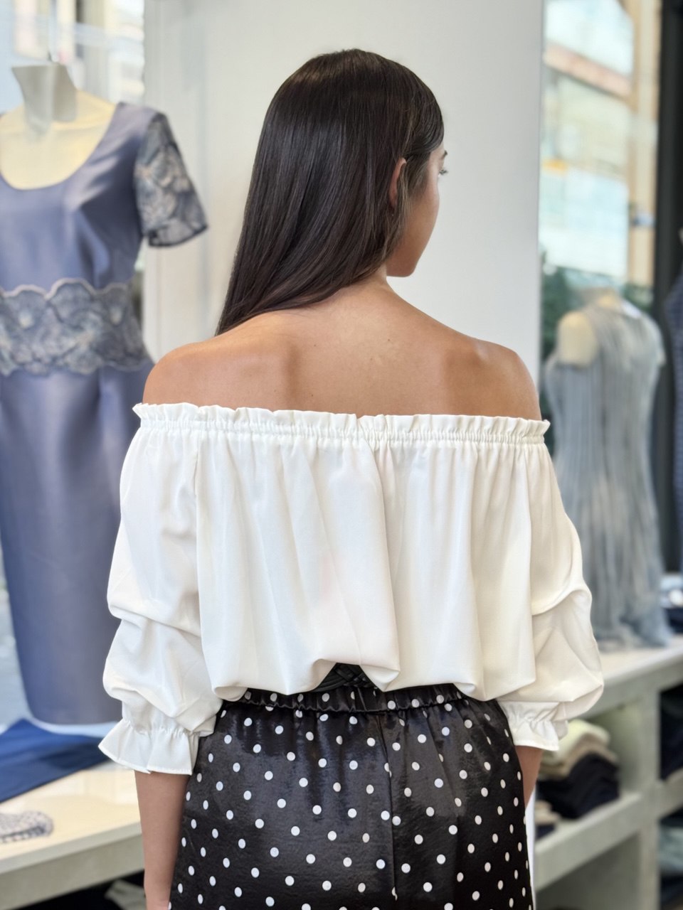 Camicia bianca con scollatura sulle spalle