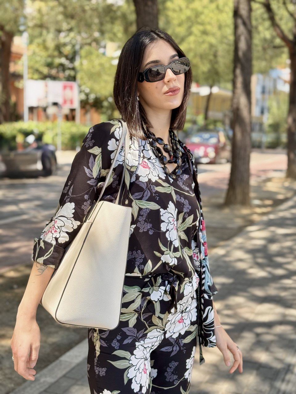 Camicia in viscosa stampata con fondo nero