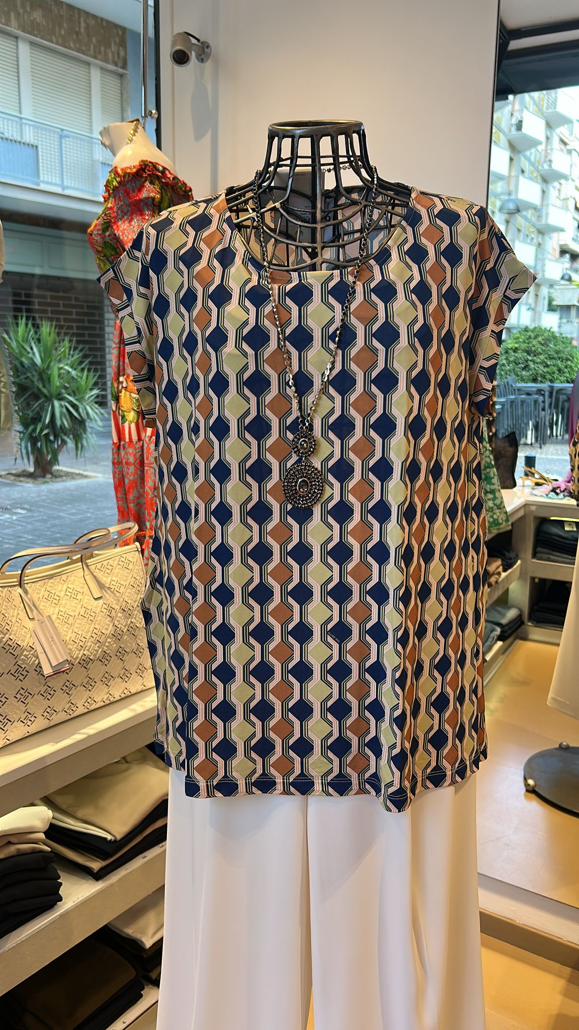 T-Shirt The Abito - Geometrie Moderne e Silhouette Essenziale