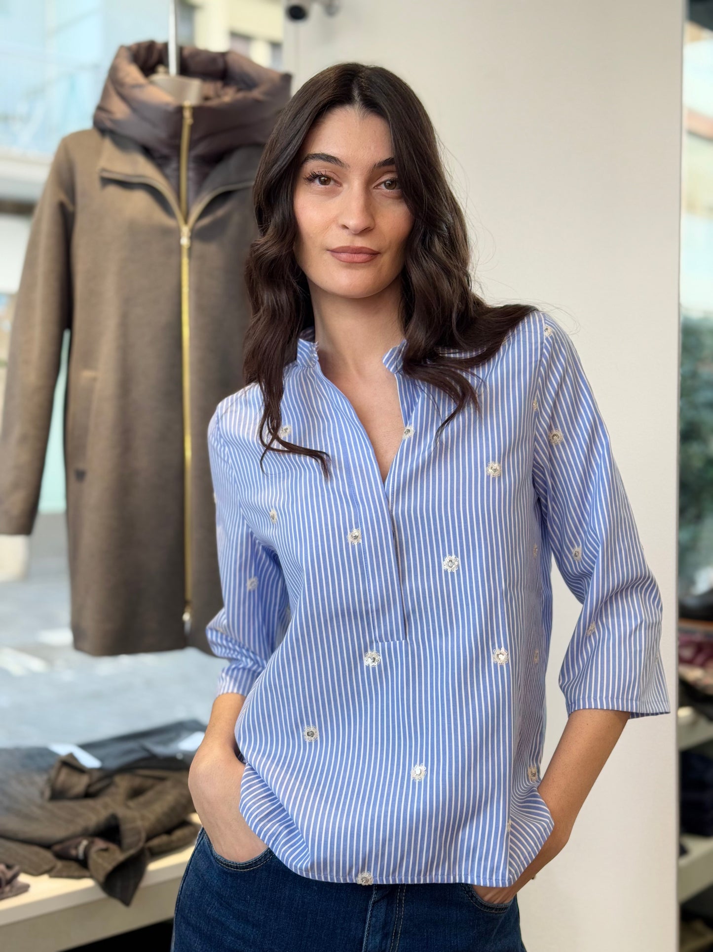 Camicia celeste a righe con collo alla coreana