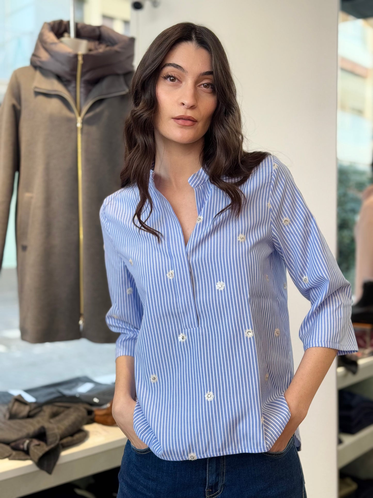 Camicia celeste a righe con collo alla coreana