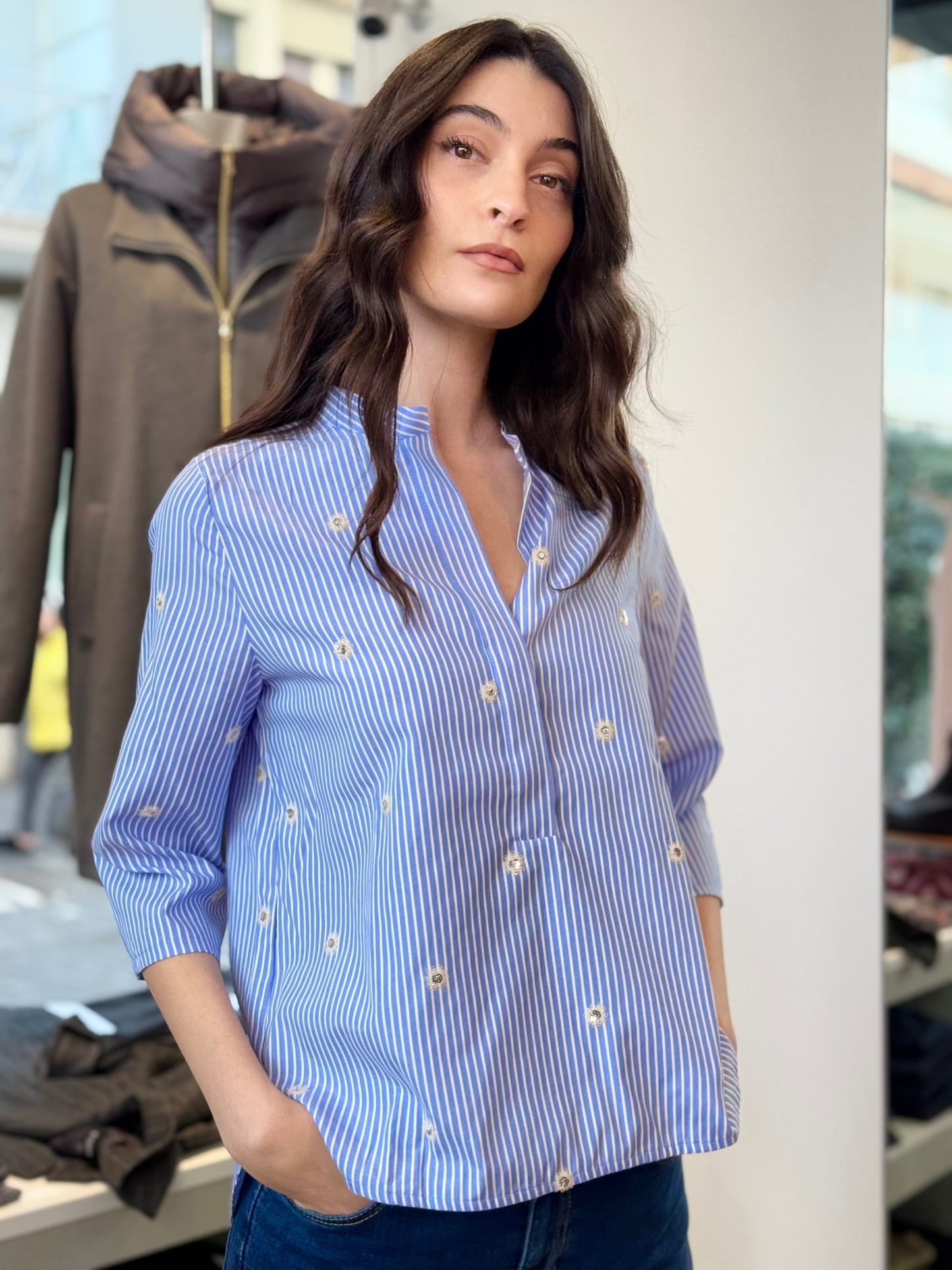 Camicia celeste a righe con collo alla coreana
