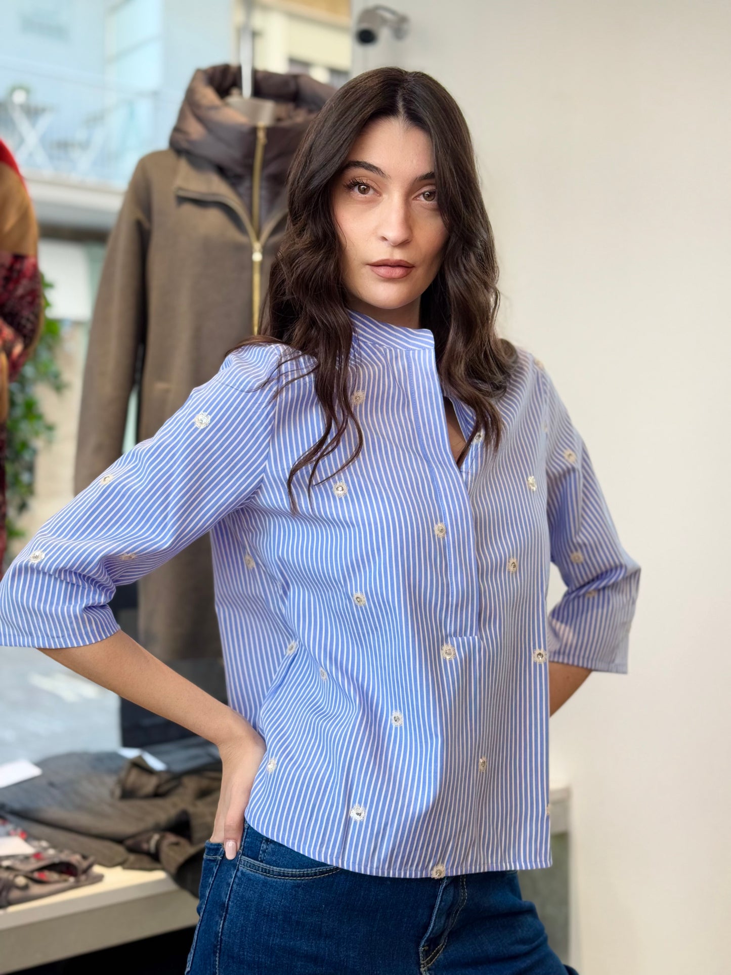 Camicia celeste a righe con collo alla coreana