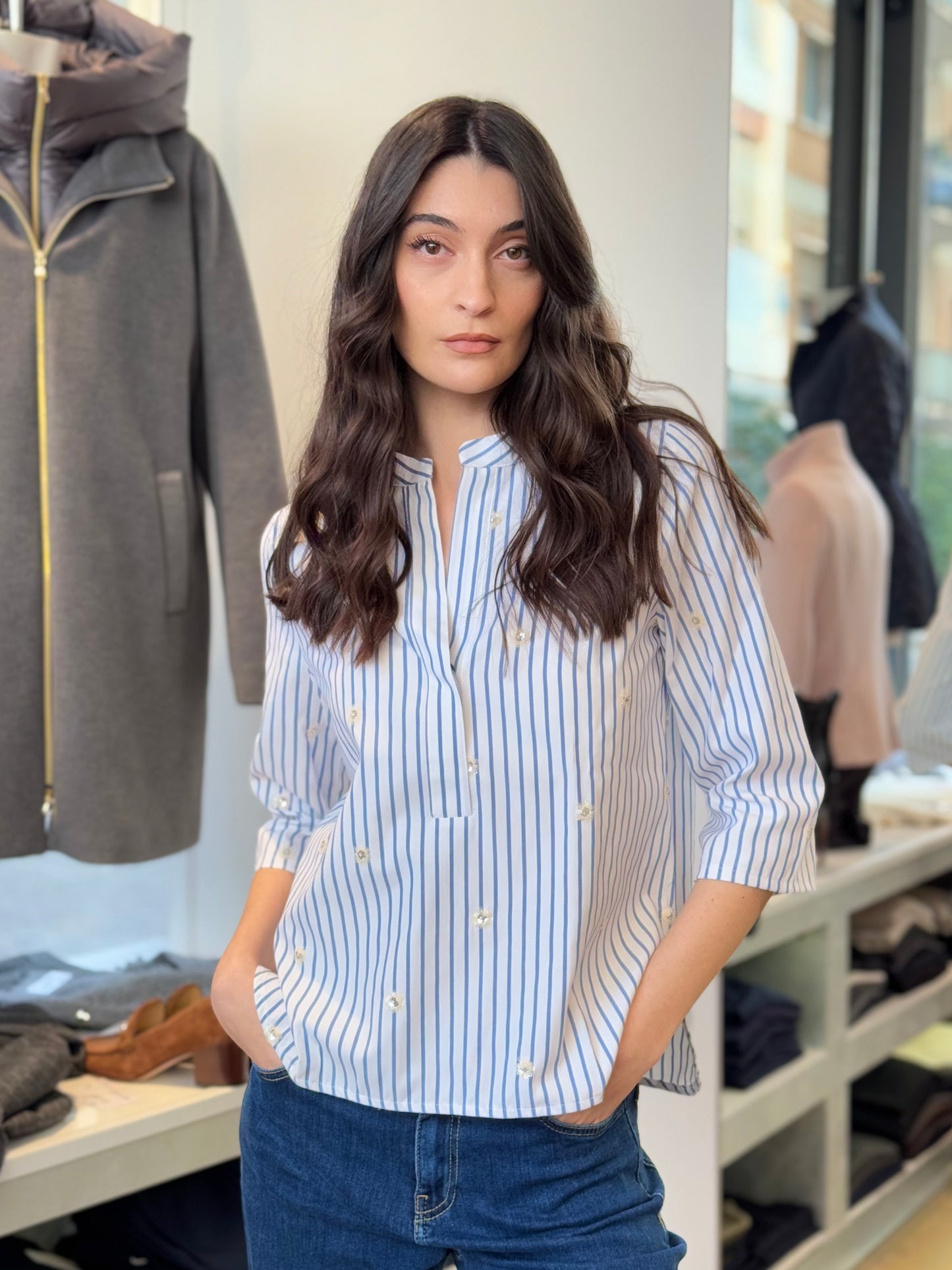 Camicia bianca a righe con collo alla coreana