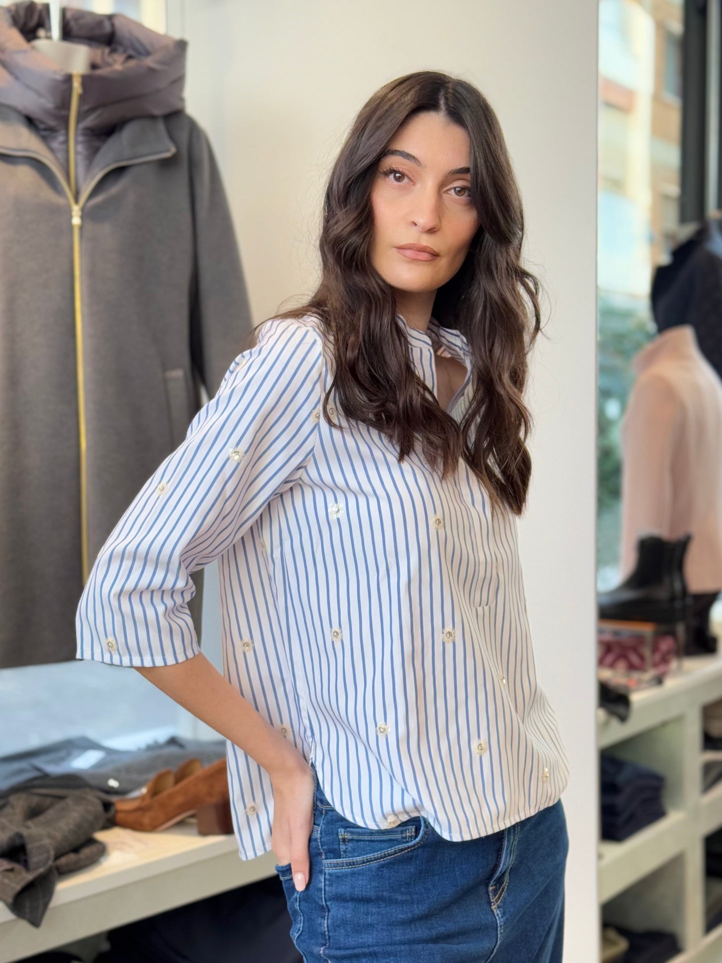Camicia bianca a righe con collo alla coreana