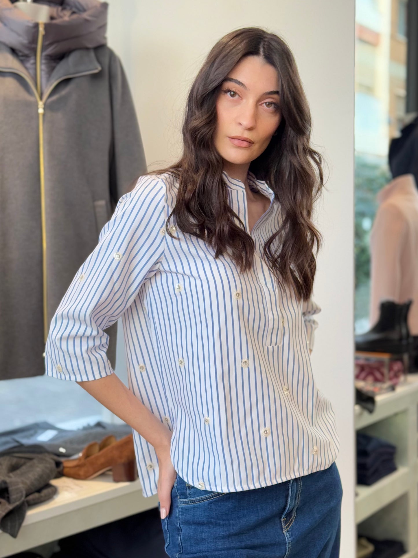 Camicia bianca a righe con collo alla coreana