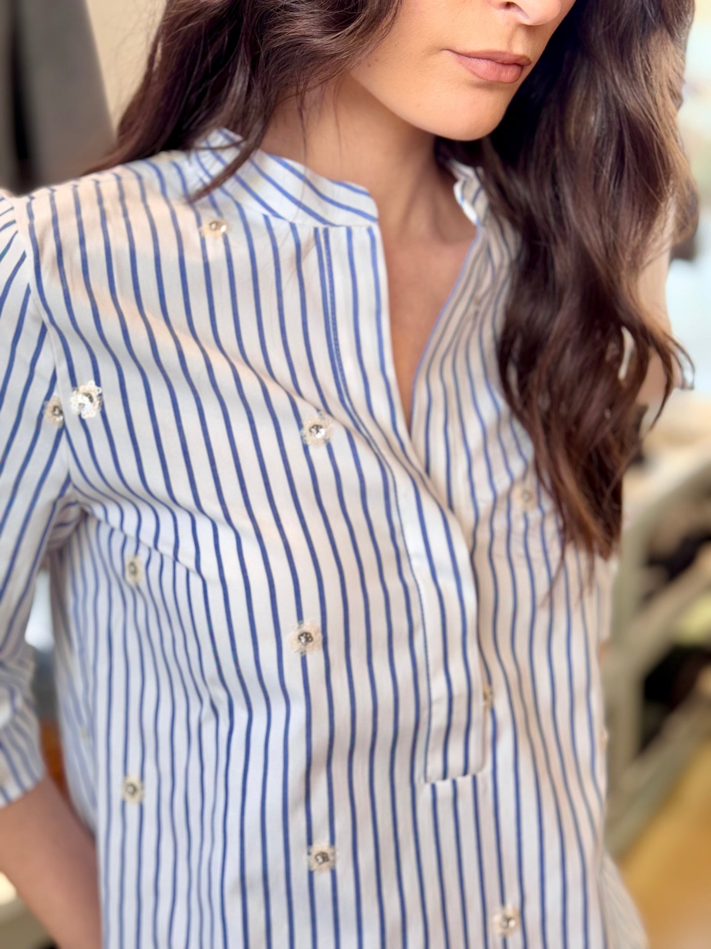 Camicia bianca a righe con collo alla coreana