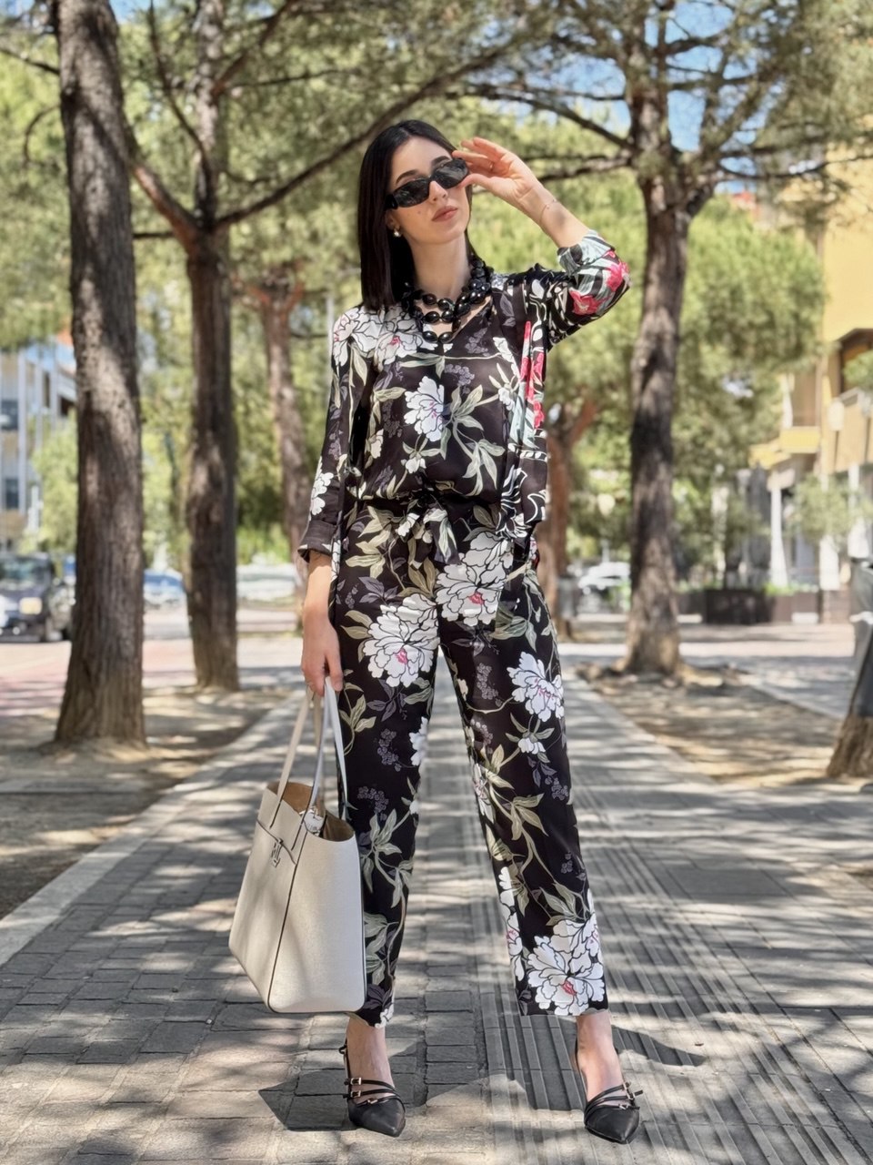 Pantaloni dritti in stampa floreale con fondo nero