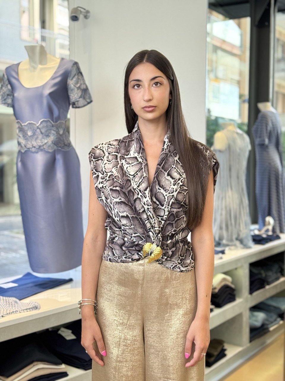 Blusa Stampa Serpente con Dettaglio Nodo - Eleganza Audace