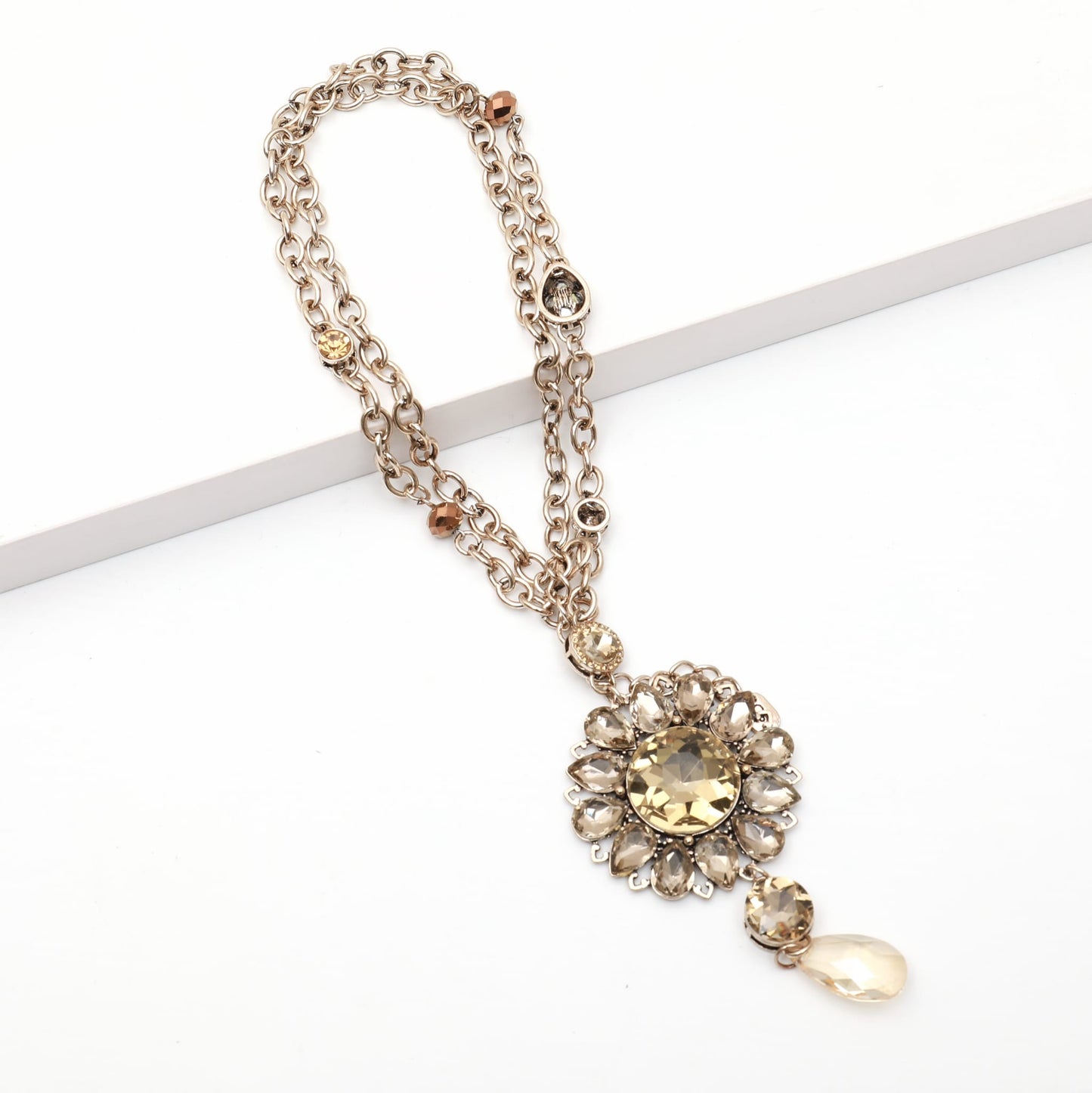 Collana lunga con pendente in cristalli