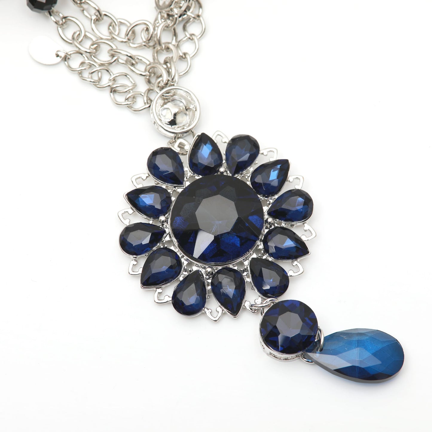 Collana lunga con pendente in cristalli
