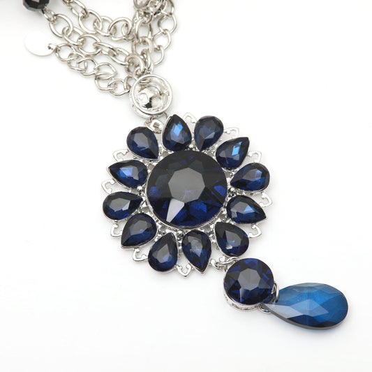 Collana lunga con pendente in cristalli