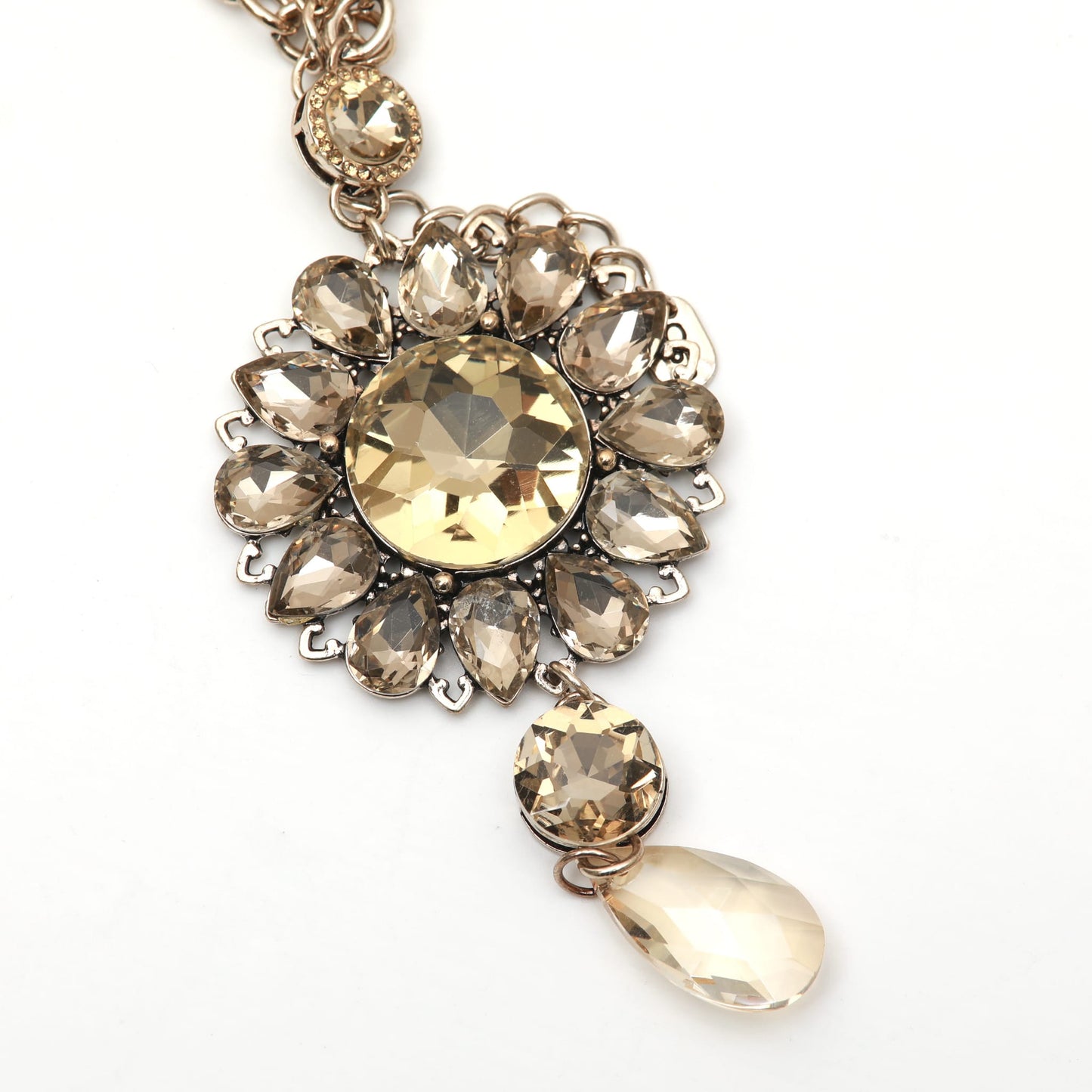 Collana lunga con pendente in cristalli