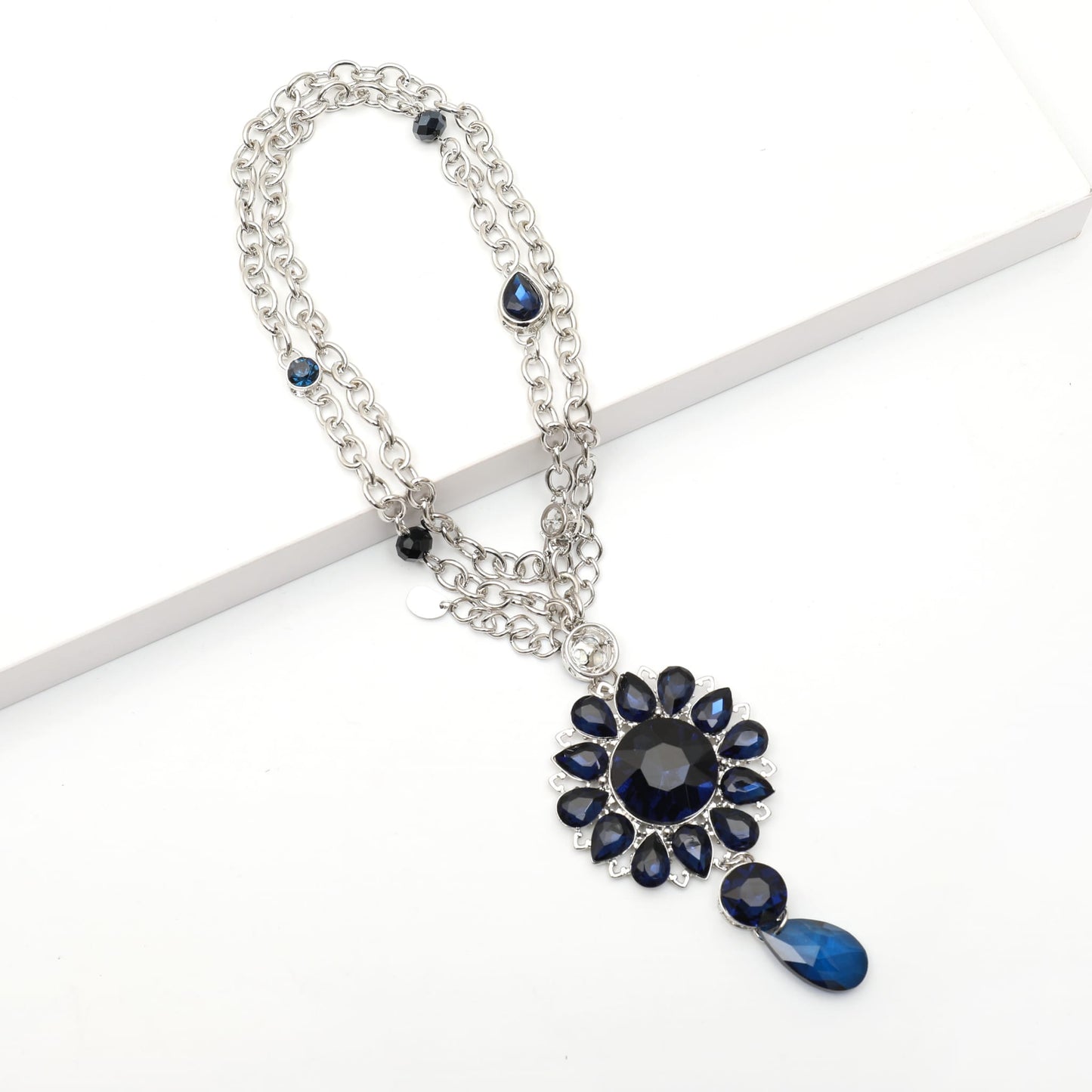 Collana lunga con pendente in cristalli