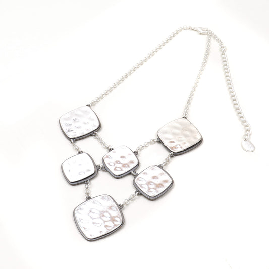 Collana in metallo con quadrati placcati