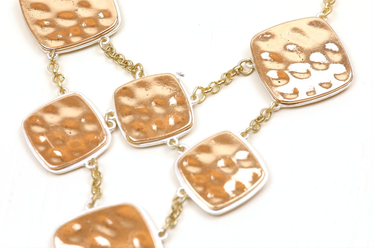 Collana in metallo con quadrati placcati