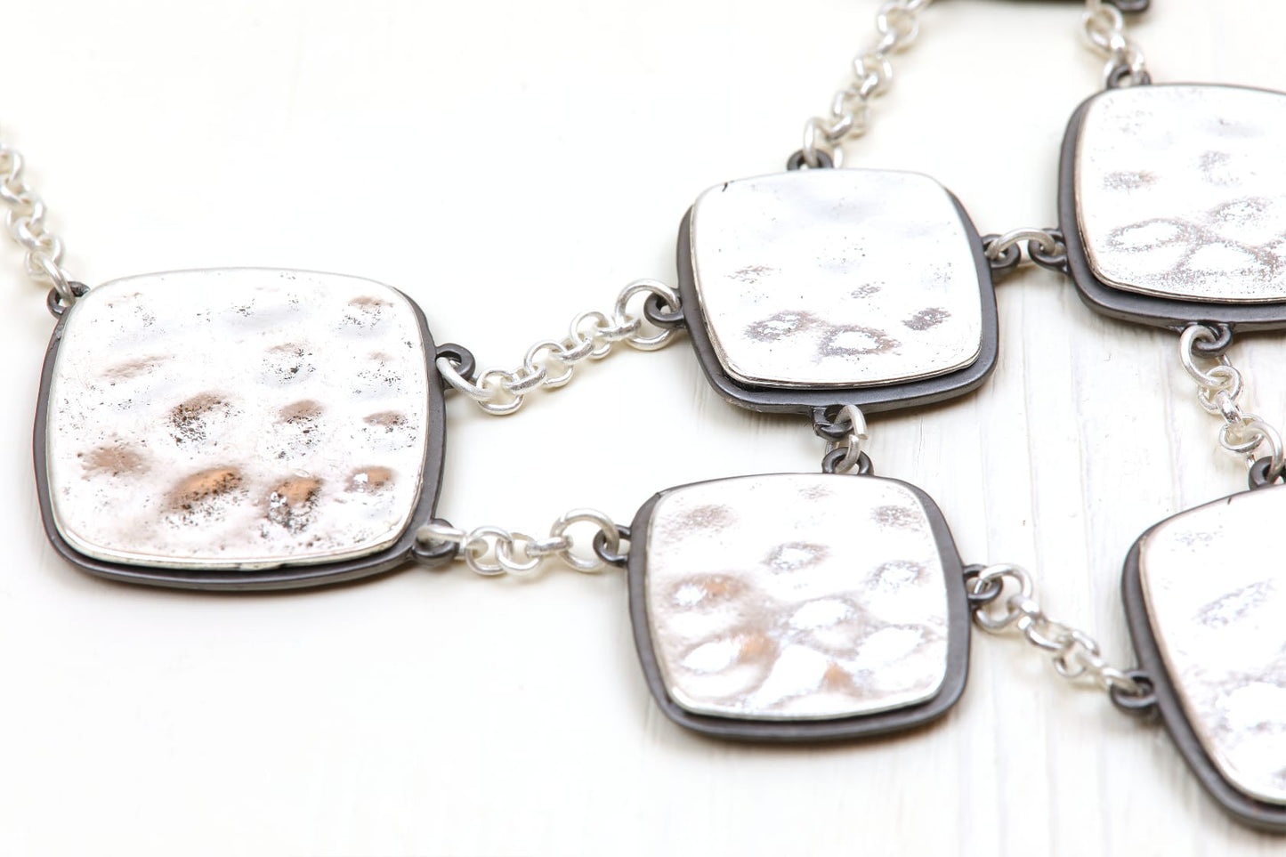 Collana in metallo con quadrati placcati