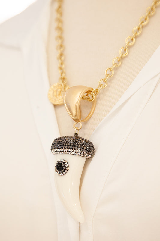 Collana con pendente a corno e dettagli in strass