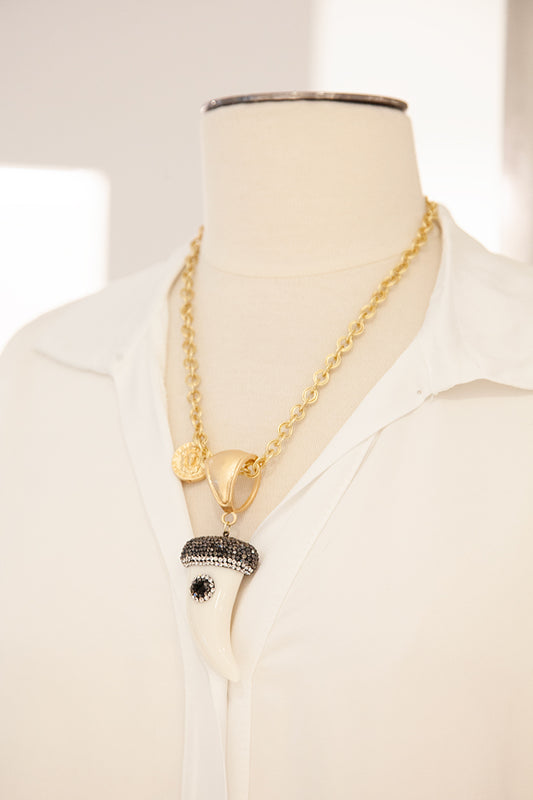 Collana con pendente a corno e dettagli in strass