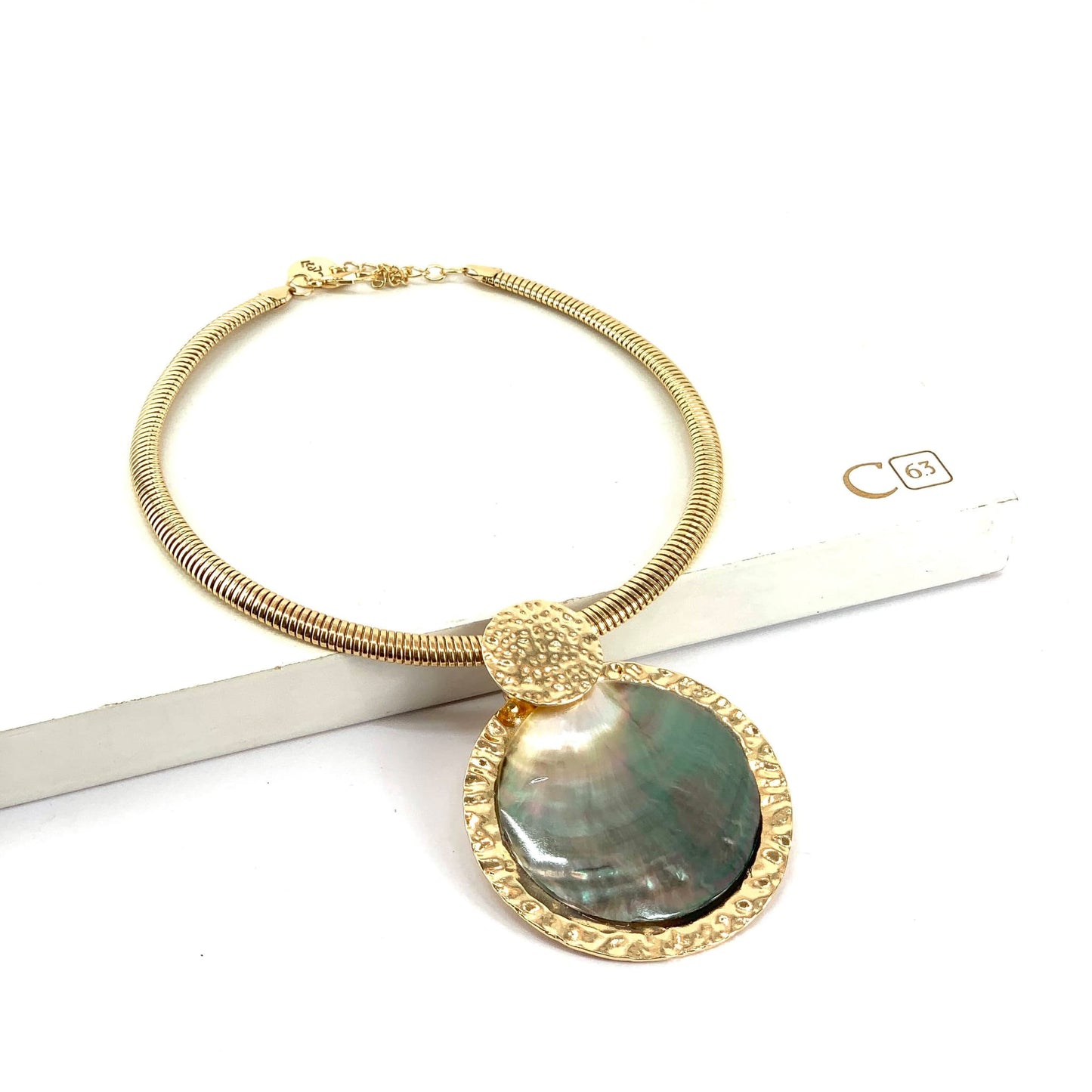 Choker necklace with pendant