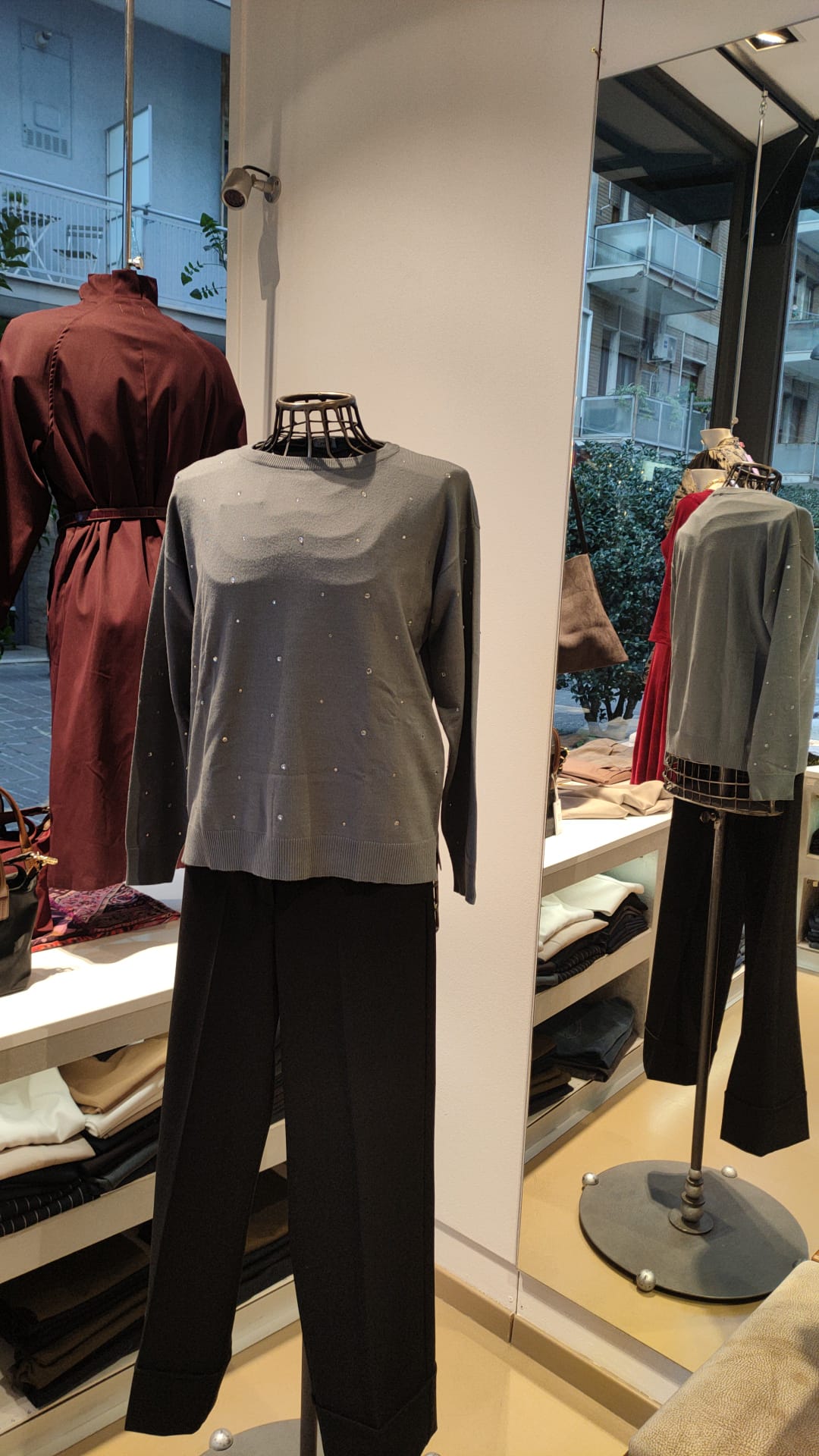 Maglia a girocollo con cristalli - Nera, grigia o ciclamino
