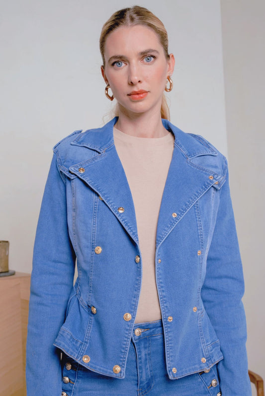 Giacca in denim con doppia fila di bottoni dorati