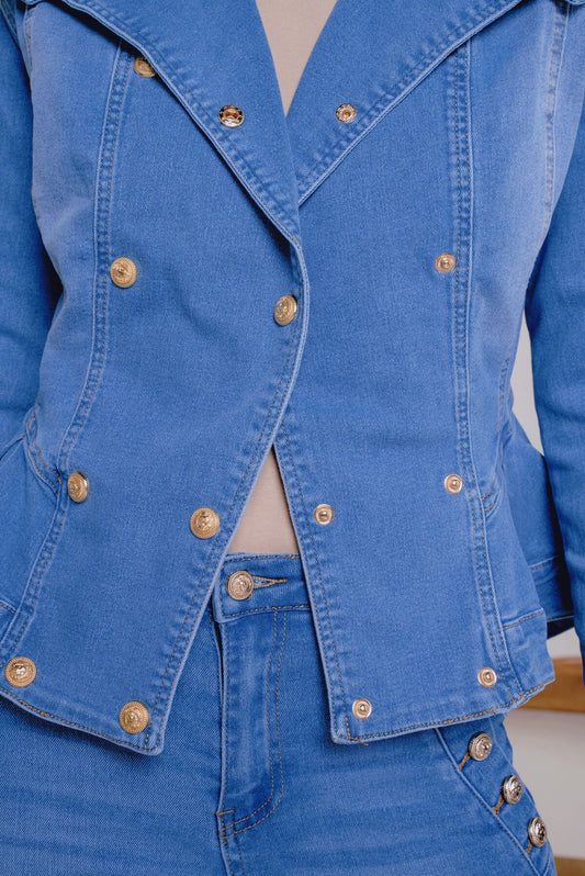 Giacca in denim con doppia fila di bottoni dorati
