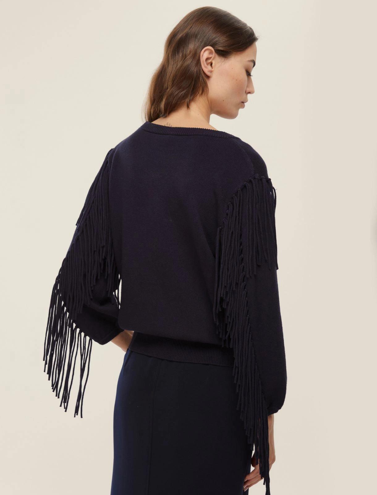 Maglia cropped nera o grigia con frange