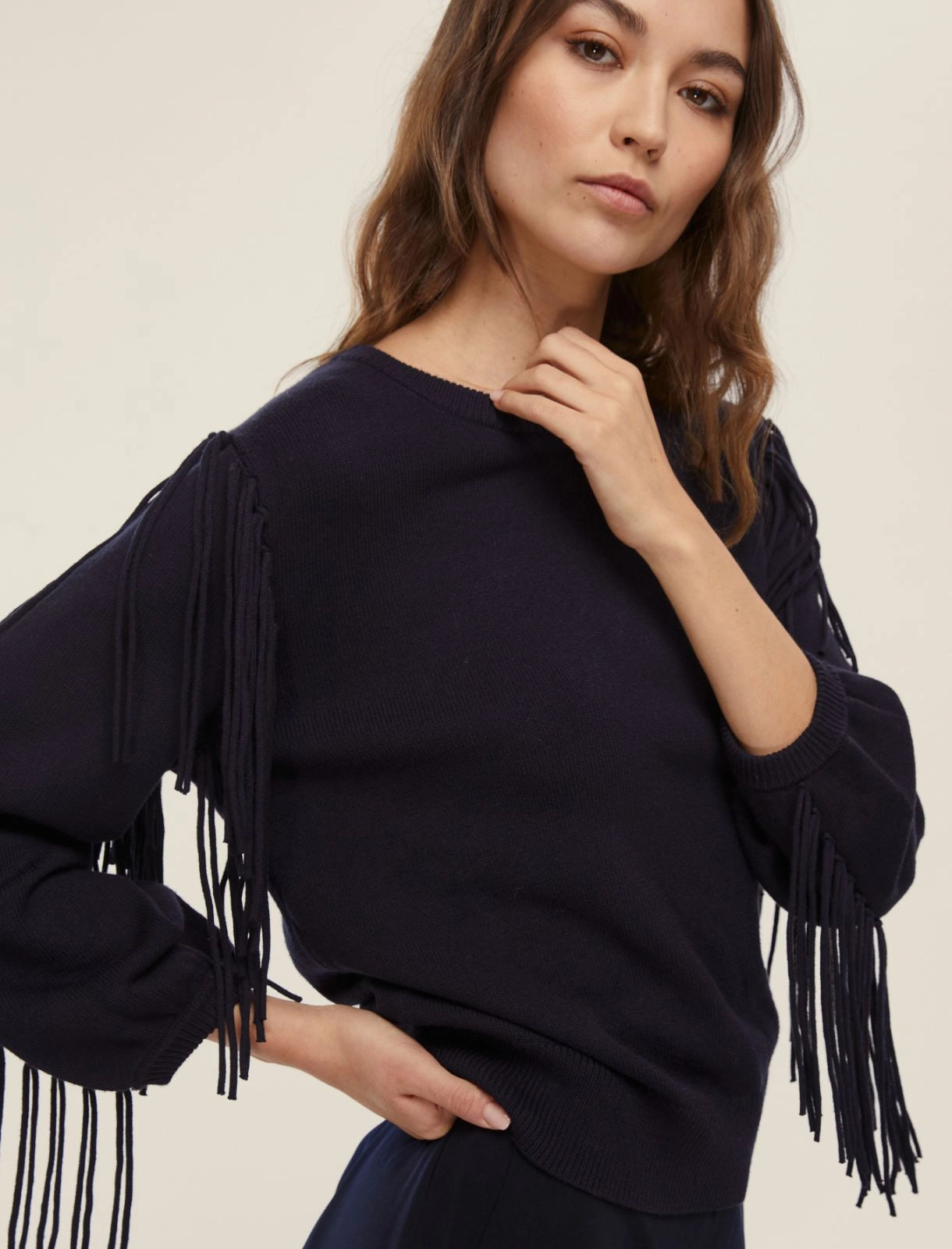 Maglia cropped nera o grigia con frange