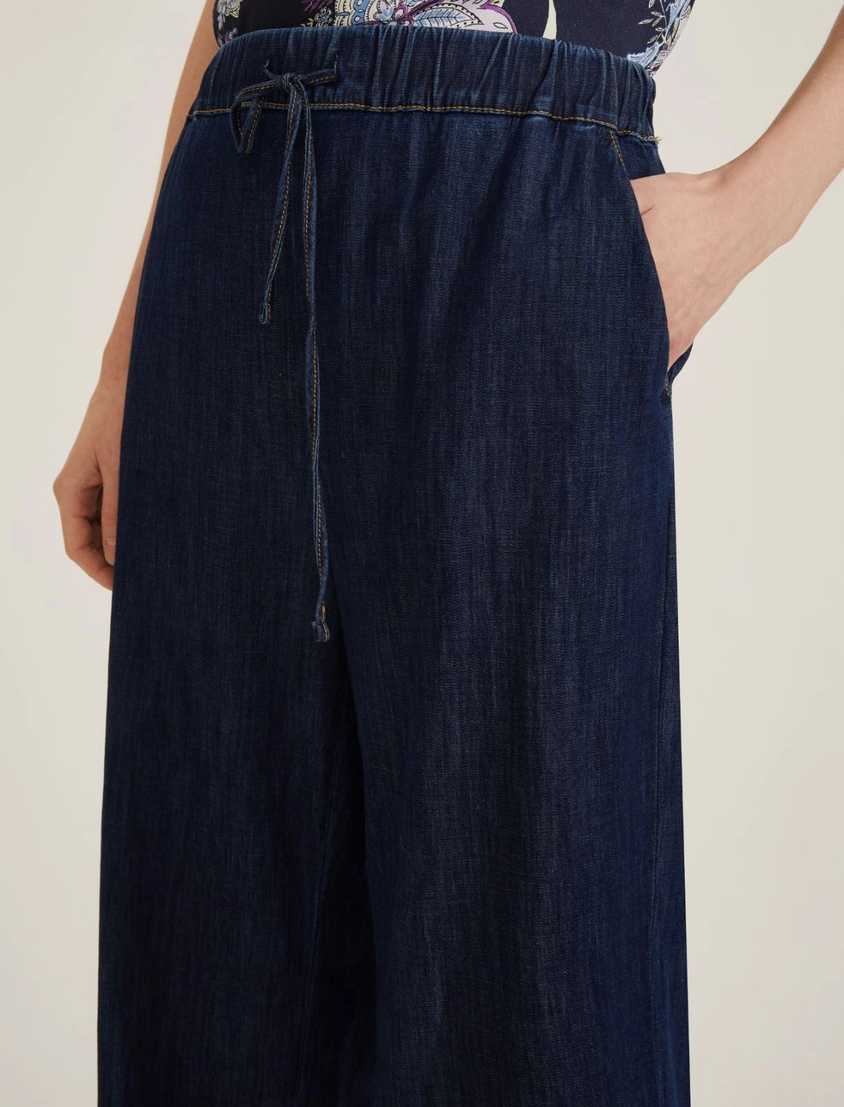 Jeans a gamba larga in denim leggerissimo