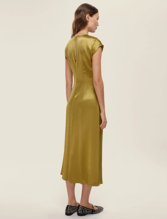 Abito in raso: stile e comfort