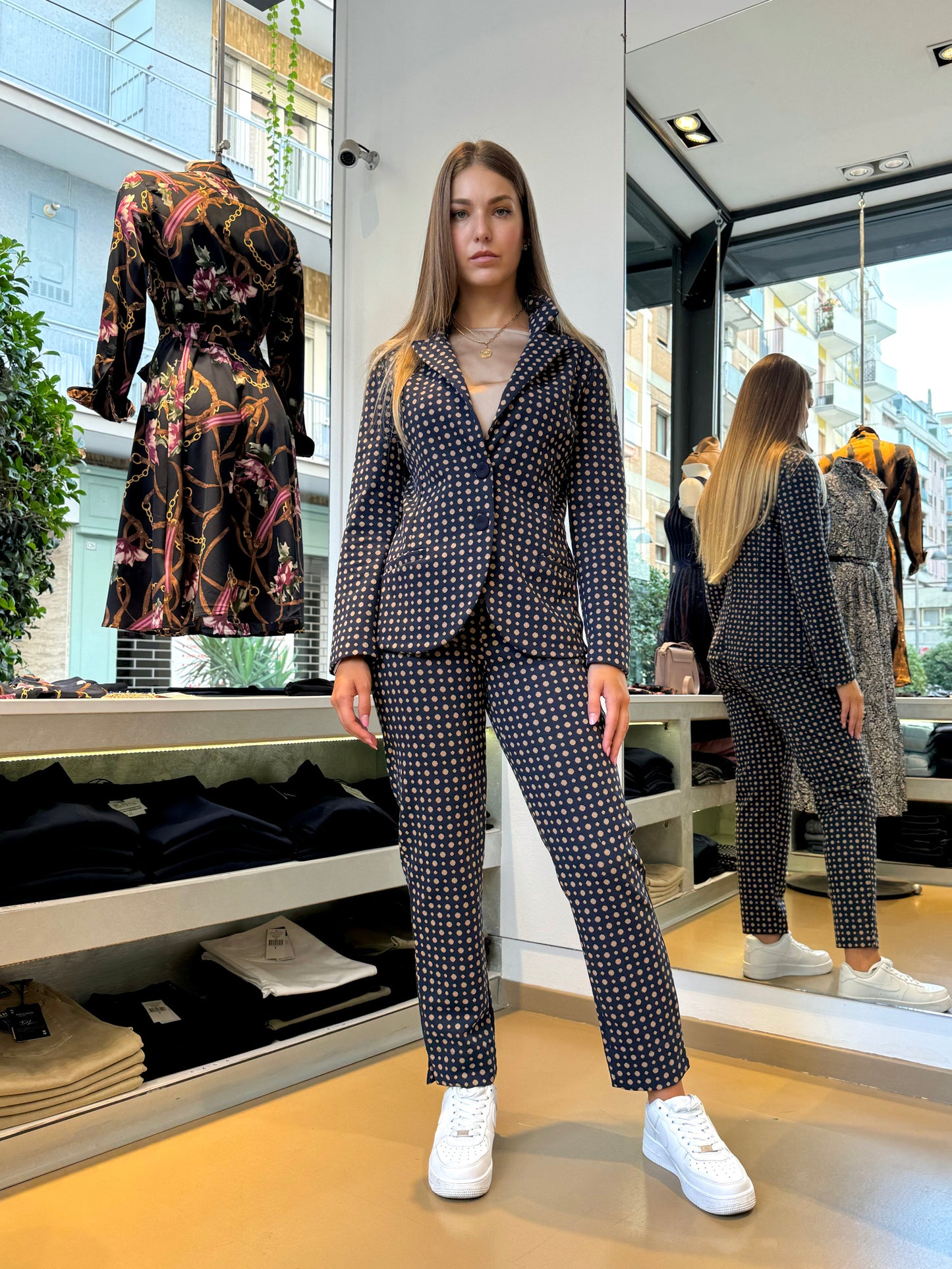 Giacca monopetto elasticizzata in stampa pois blu e cammello