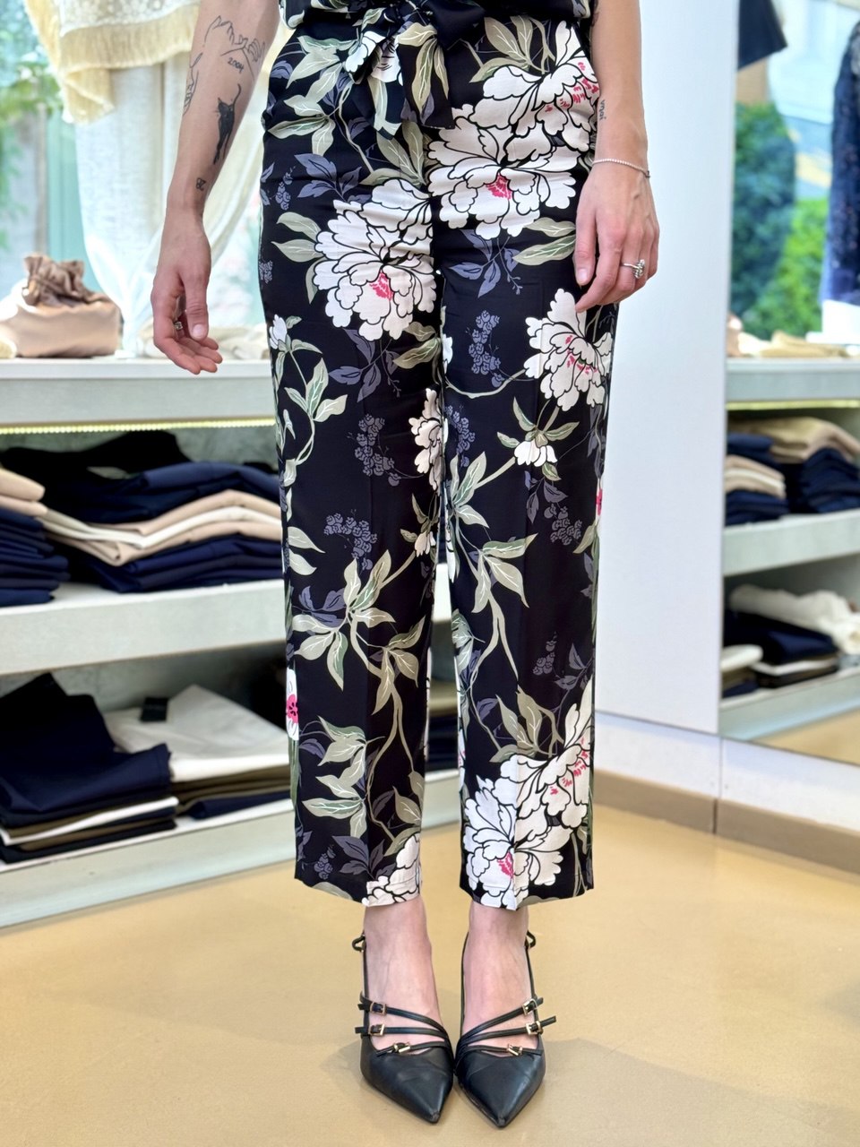 Pantaloni dritti in stampa floreale con fondo nero