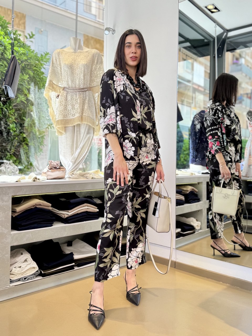 Camicia in viscosa stampata con fondo nero